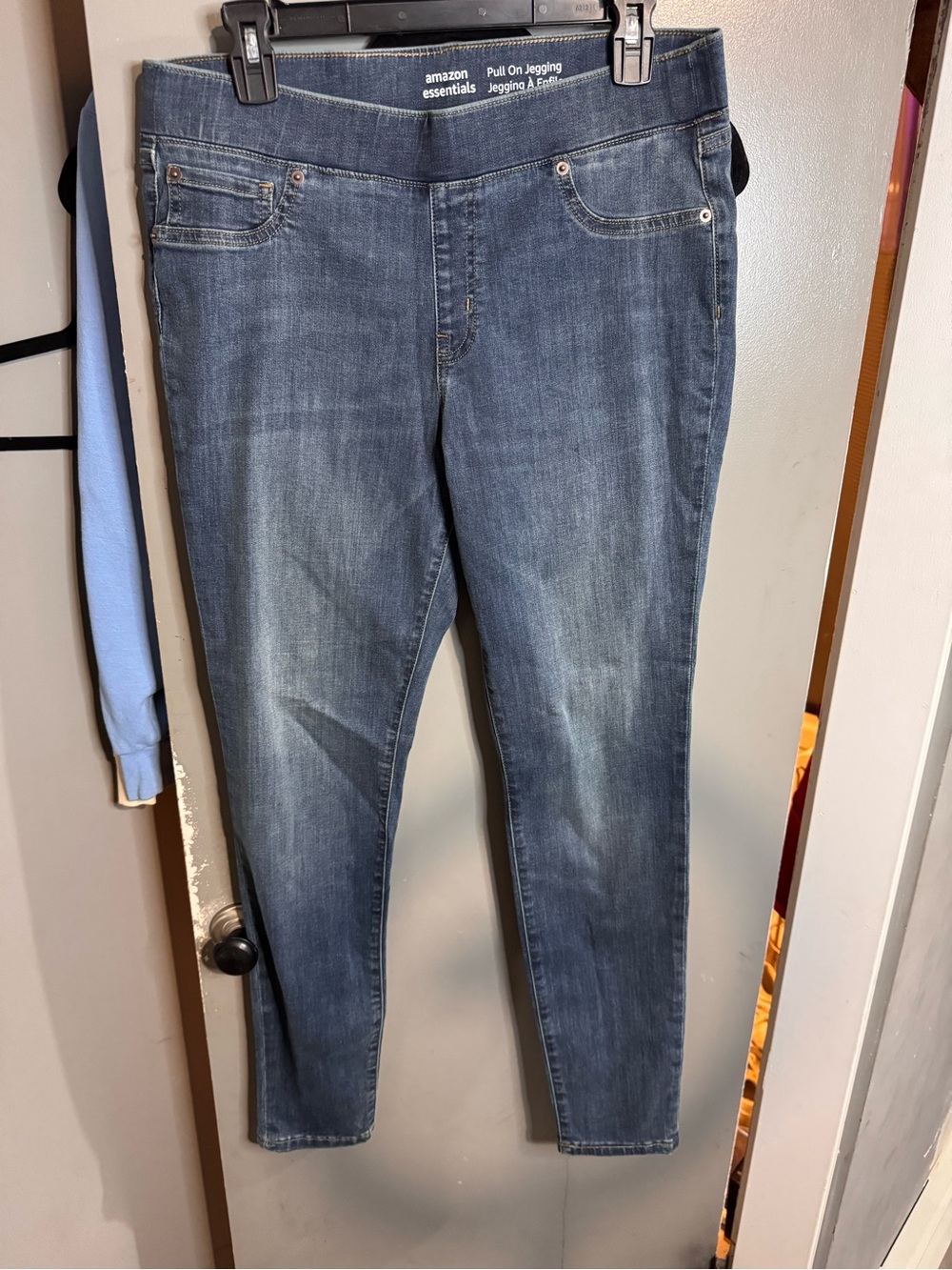 Amazon Essentials Men Slim Jeans - Medium Blue Wash